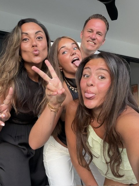 Romy maakt met haar gezin een vrolijke selfie
