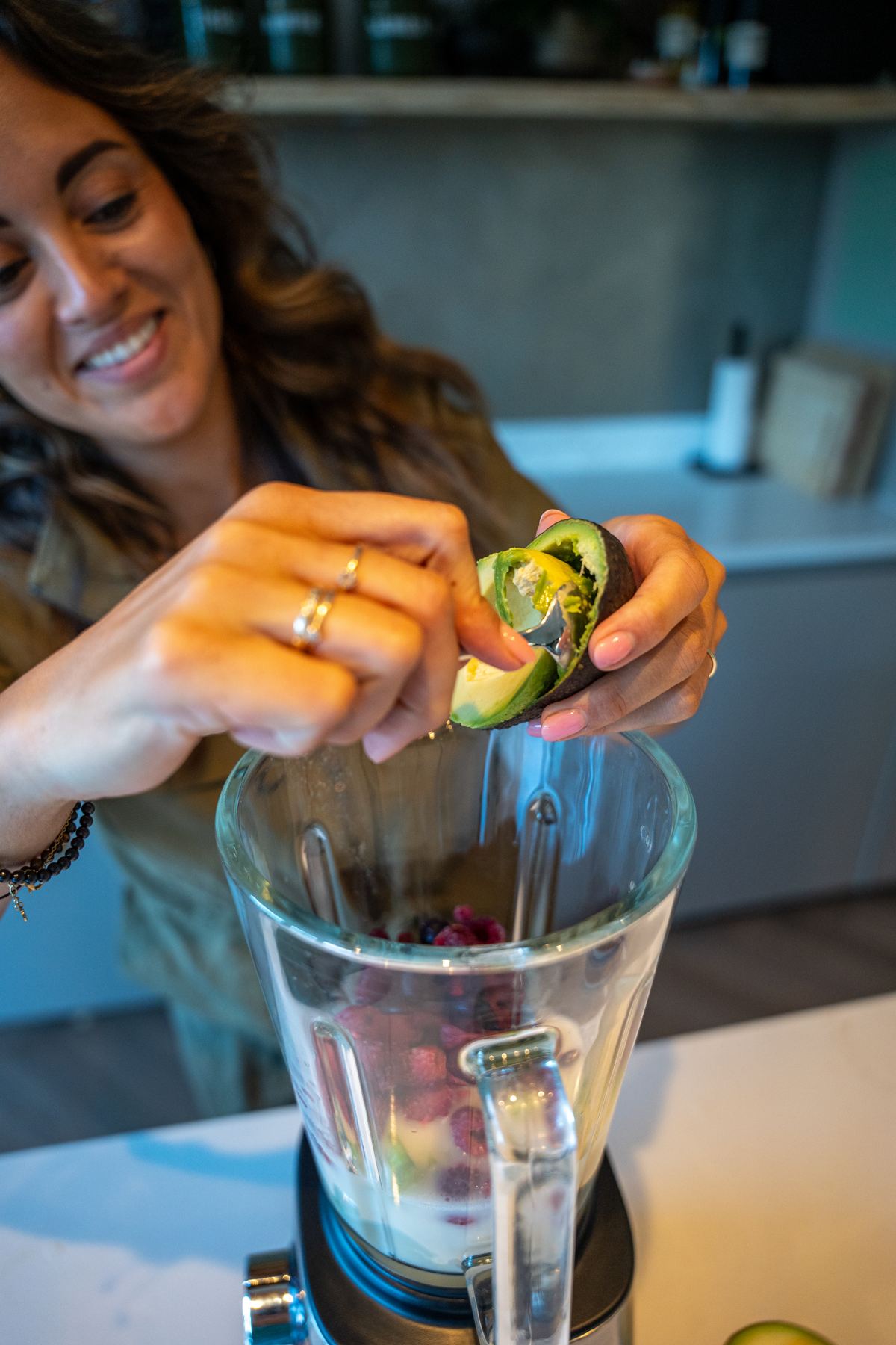 Romy vult een blender met fruit en groente