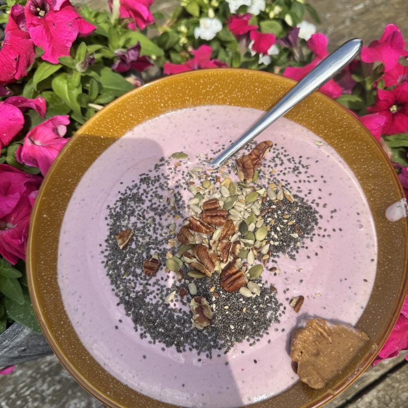 Roze yoghurtbowl met chiazaad, pecannoten en pitten