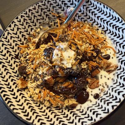 Yoghurtbowl met granola en toppings