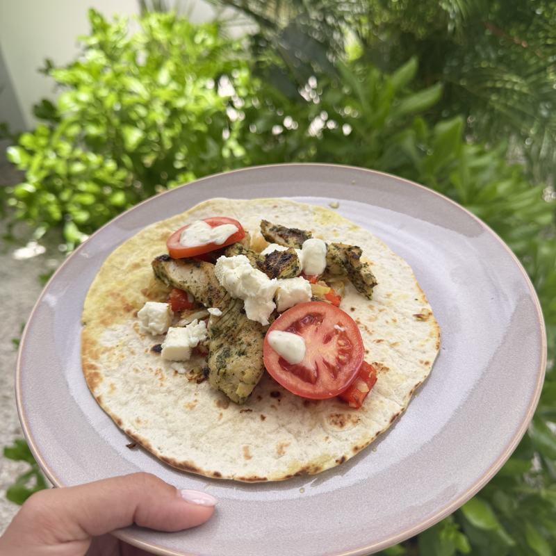 Wrap met kip, tomaat en feta