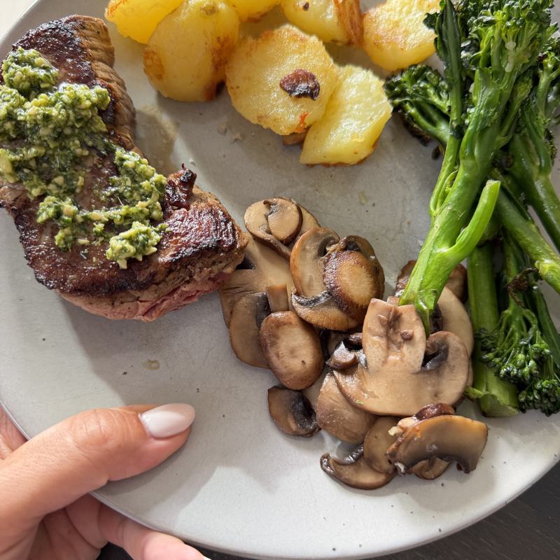 Biefstuk met pesto, gebakken aardappeltjes, champignons en broccolini