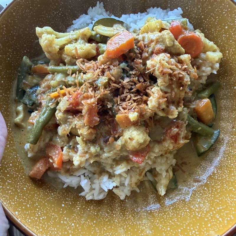 Indische groentecurry met rijst en gebakken uitjes