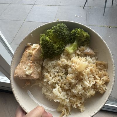 Kipsaté met rijst, groente en een gekookt ei