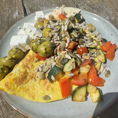 Omelet met courgette, paprika, olijven en zonnebloempitten