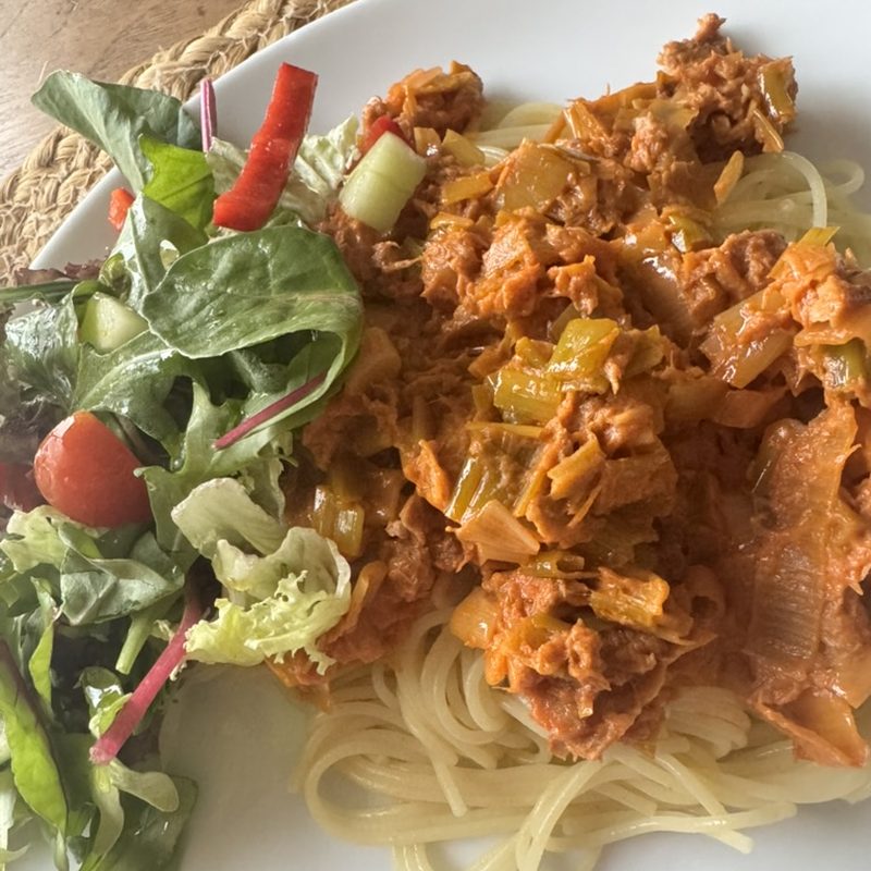 Spaghetti met kip in tomatensaus en een frisse salade