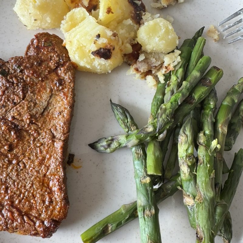 Gebakken aardappeltjes met groene asperges en vlees