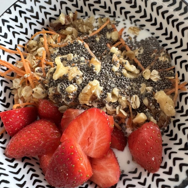 Havermoutbowl met aardbeien, wortel, chiazaad en noten